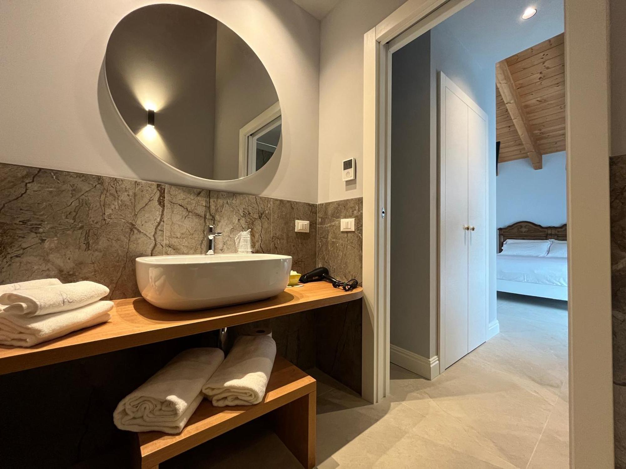 לאזיסה Agriturismo La Rondinella מראה חיצוני תמונה